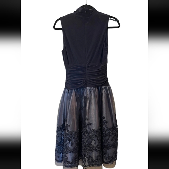 SLNY Women's Navy V-neck Embroidered Lace Sleeveless Formal Dress Size: 8 - Picture 4 of 13